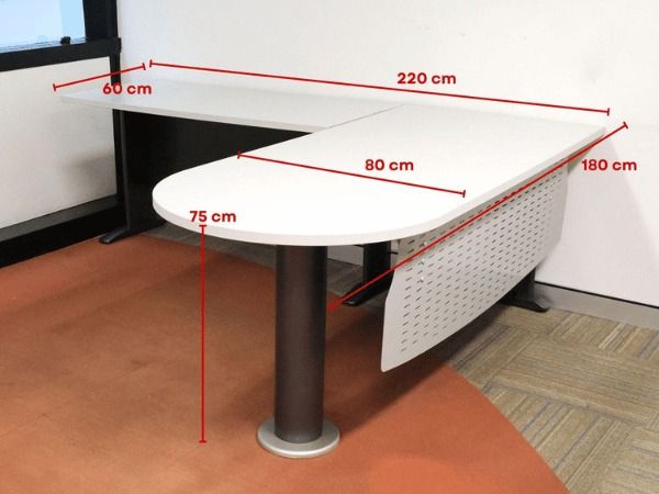 โต๊ะทำงานผู้บริหารเข้ามุม L หน้าไม้สีเทาอ่อน ขาเหล็ก มีแผ่นเหล็กบังสายตาใต้โต๊ะ แบรนด์ UB รูปที่ 5