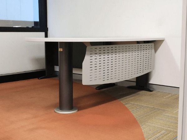 โต๊ะทำงานผู้บริหารเข้ามุม L หน้าไม้สีเทาอ่อน ขาเหล็ก มีแผ่นเหล็กบังสายตาใต้โต๊ะ แบรนด์ UB รูปที่ 2