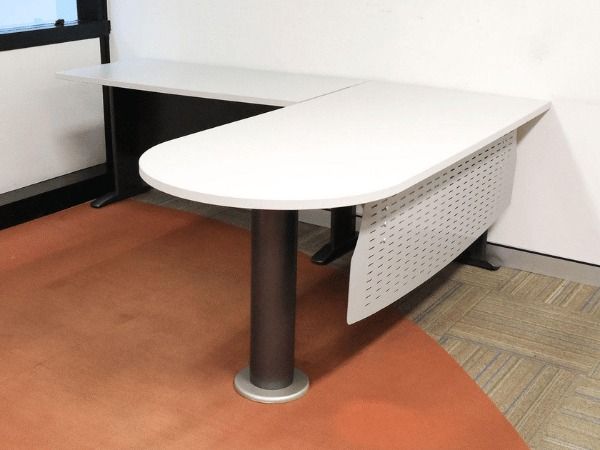 โต๊ะทำงานผู้บริหารเข้ามุม L หน้าไม้สีเทาอ่อน ขาเหล็ก มีแผ่นเหล็กบังสายตาใต้โต๊ะ แบรนด์ UB