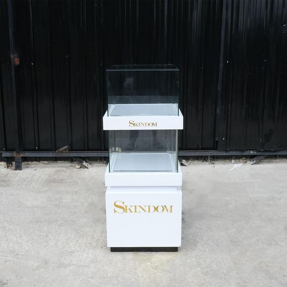 ตู้จิวเวลรี่ ตู้กระจกโชว์สินค้า แบบ 2 ชั้น โครงไม้ไฮกรอสสีขาว มีตู้เก็บของด้านล่าง