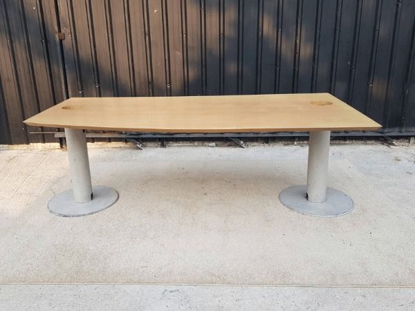 โต๊ะประชุม ขาเหล็ก สีเทา ท็อปไม้ สีครีม 200cm