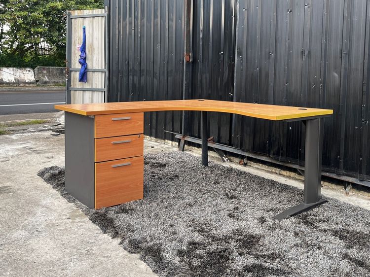 หลากสี โต๊ะทำงานแอล พร้อมลิ้นชัก ขาเหล็กท็อปไม้ 150 cm