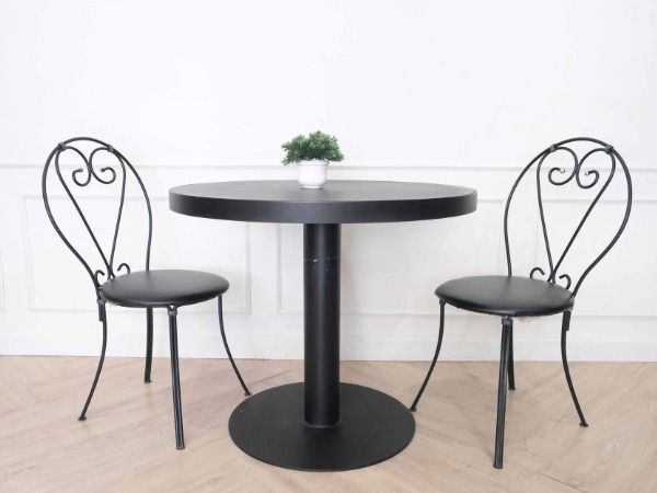 โต๊ะกลมสีดำ โครงเหล็ก หน้าท็อปไม้ + เก้าอี้โครงเหล็ก เบาะหนัง รูปที่ 2