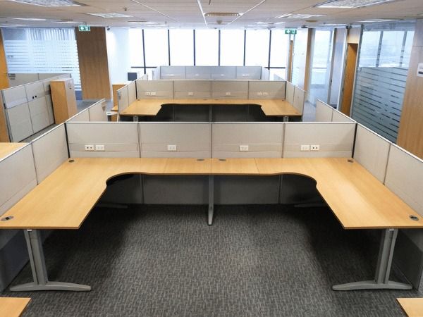 หลากสี โต๊ะทำงานกลุ่ม 2 ที่นั่ง ทรง U หน้าไม้สีไม้ แบรนด์ Ultra ขาเหล็กสีเทาอ่อน