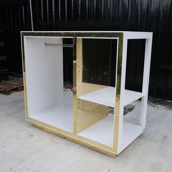 ชั้นวางสินค้า 1 ราวแขวน 2 ชั้นวาง ท็อปกระจก โครงไม้สีขาวตัดขอบสีทองเงา รูปที่ 5