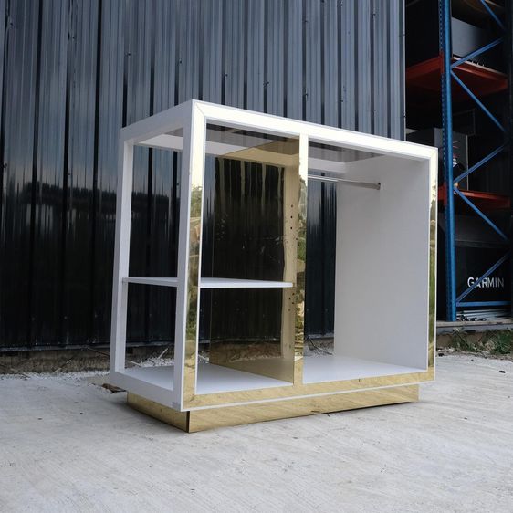 ชั้นวางสินค้า 1 ราวแขวน 2 ชั้นวาง ท็อปกระจก โครงไม้สีขาวตัดขอบสีทองเงา