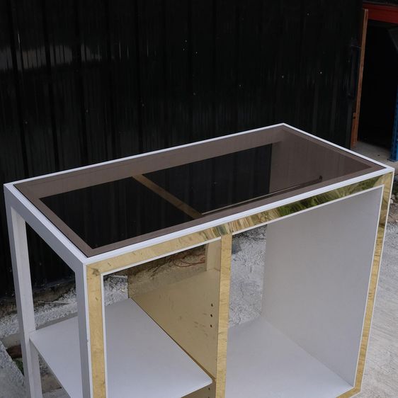 ชั้นวางสินค้า 1 ราวแขวน 2 ชั้นวาง ท็อปกระจก โครงไม้สีขาวตัดขอบสีทองเงา รูปที่ 2