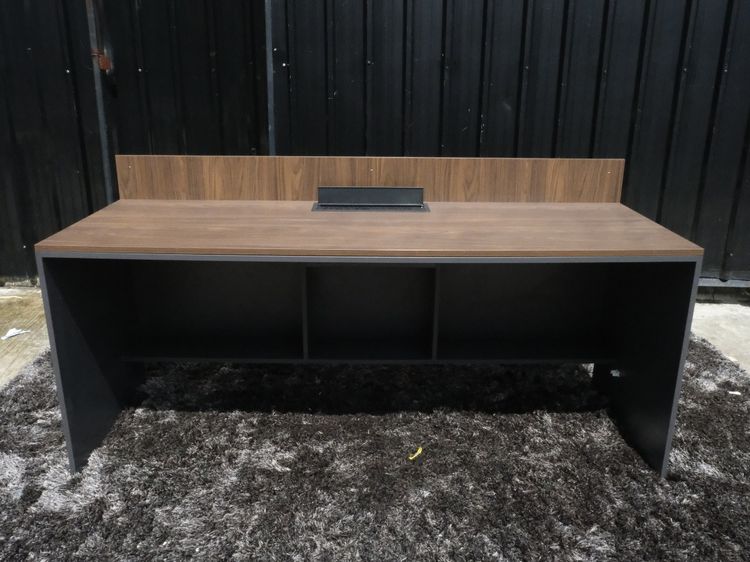 โต๊ะทำงาน 2 ที่นั่ง พร้อมรางปลั๊กไฟตรงกลาง โครงไม้ สีเทาท็อป 180 cm