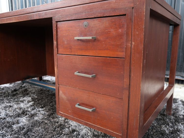 โต๊ะทำงาน 3 ลิ้นชัก 1 บานเปิด โครงไม้ สีไม้มะออกกานี 168 cm รูปที่ 13