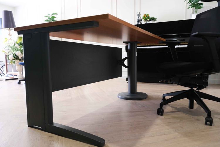 โต๊ะทำงานหน้าไม้ ขาเหล็ก หน้าโค้ง 1 ฝั่ง ยี่ห้อ Rockworth 180 cm รูปที่ 4