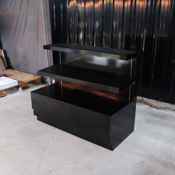 ชั้นวางสินค้า 3 ชั้น ปิดผิวไฮกรอสสีดำ มีตู้เก็บของด้านหลัง 2 บานเปิด