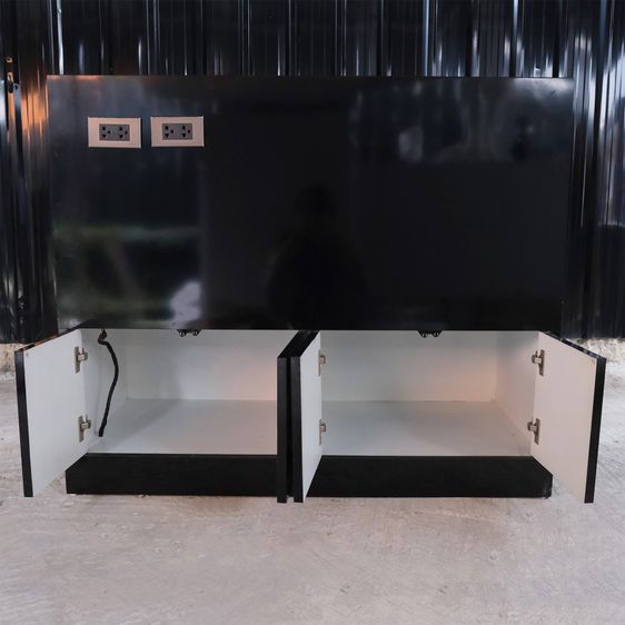 ชั้นวางสินค้า 3 ชั้น ปิดผิวไฮกรอสสีดำ มีตู้เก็บของด้านหลัง 2 บานเปิด รูปที่ 6