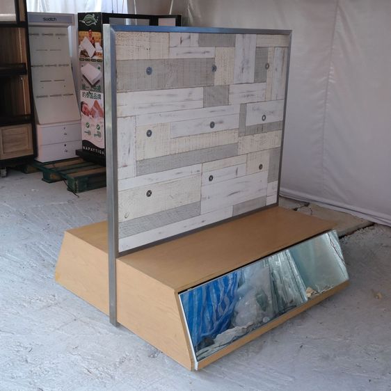 อื่นๆ ชั้นวางสินค้า แท่นวางโชว์ แบบ 2 ฝั่ง ฐานไม้สีน้ำตาล มีลิ้นชักหน้ากระจกเงา มีล้อ