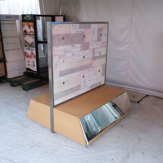 ชั้นวางสินค้า แท่นวางโชว์ แบบ 2 ฝั่ง ฐานไม้สีน้ำตาล มีลิ้นชักหน้ากระจกเงา มีล้อ รูปที่ 6