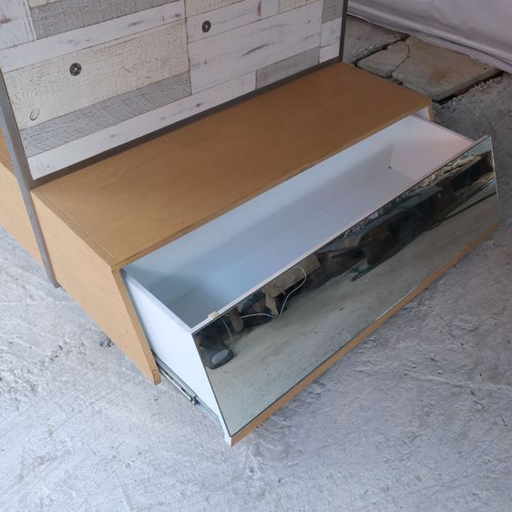 ชั้นวางสินค้า แท่นวางโชว์ แบบ 2 ฝั่ง ฐานไม้สีน้ำตาล มีลิ้นชักหน้ากระจกเงา มีล้อ รูปที่ 3