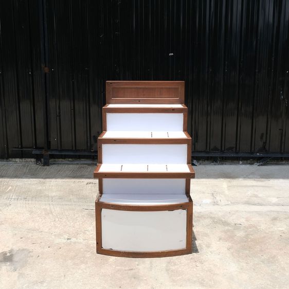 ชั้นไม้วางสินค้า 4 ชั้นวาง (น้ำตาล-ขาว) มีตู้เก็บของด้านหลัง