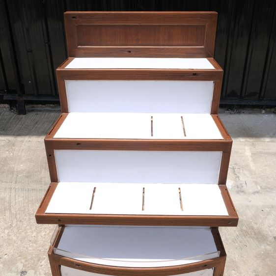 ชั้นไม้วางสินค้า 4 ชั้นวาง (น้ำตาล-ขาว) มีตู้เก็บของด้านหลัง รูปที่ 6