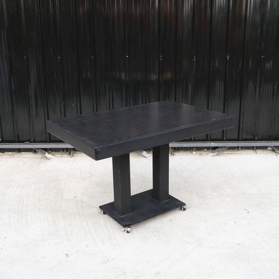 โต๊ะโครงไม้สีดำ ขาเหล็ก มีล้อ งานเกรดโรงแรม