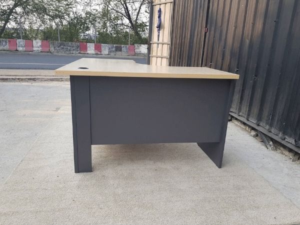 โต๊ะทำงานเข้ามุม L ขาสีเทา หน้าโต๊ะสีครีม 150cm รูปที่ 4