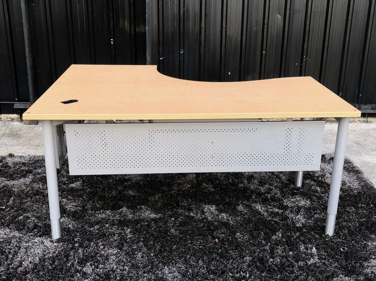 หลากสี โต๊ะทำงานแอล โครงเหล็กสีเทา ท็อปไม้