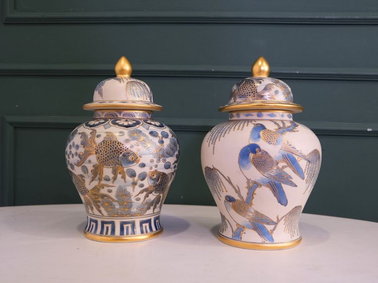 แจกันเซรามิก ประดับด้วขอบทองและน้ำเงินขาว