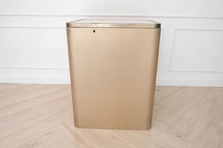 ตู้ไม้ 1 บานเปิด ทรงสี่เหลี่ยม สไตล์โมเดิร์น ลักชัวรี่ สีน้ำตาลขอบสแตนเลสสีทอง รูปที่ 6