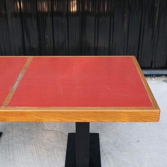 โต๊ะโครงไม้สัก ท็อปสีแดง ขาเหล็กหนาสีดำ งานเกรดโรงแรม รูปที่ 6