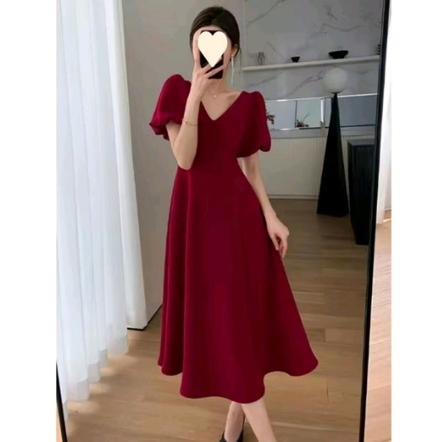 เดรสทรงสวยใส่แล้วตามรูปเลยค่ะ ของจริงจะเป็นแดงเบอร์กันดี้นะคะ อก 38 เอว 34 ผ้าทิ้งตัวตามทรงในรูปค่ะ ราคารวมส่ง