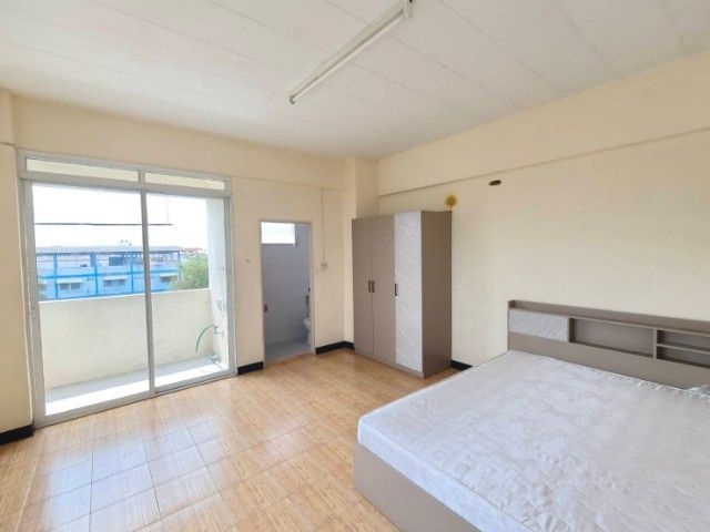 มีบางส่วน ห้องว่างให้เช่าพร้อมเตียงตู้ ห้องหัวมุม หน้าต่างบานใหญ่ ลมโกรกเย็นสบาย ไม่มีตึกอื่นบัง อยู่ในซอยลิขิต7แยก8สั้นสุดซอยตัน มีที่จอดรถ ใกล้ชุมชน