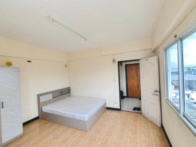 มีบางส่วน ห้องว่างให้เช่าพร้อมเตียงตู้ ห้องหัวมุม หน้าต่างบานใหญ่ ลมโกรกเย็นสบาย ไม่มีตึกอื่นบัง อยู่ในซอยลิขิต7แยก8สั้นสุดซอยตัน มีที่จอดรถ ใกล้ชุมชน รูปที่ 2