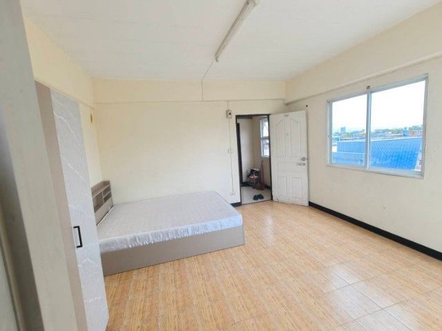 มีบางส่วน ห้องว่างให้เช่าพร้อมเตียงตู้ ห้องหัวมุม หน้าต่างบานใหญ่ ลมโกรกเย็นสบาย ไม่มีตึกอื่นบัง อยู่ในซอยลิขิต7แยก8สั้นสุดซอยตัน มีที่จอดรถ ใกล้ชุมชน รูปที่ 3