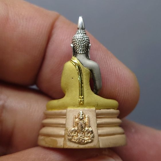 พระพุทธโสธร ภปร เนื้อเงินสามกษัตริย์ พิมพ์ใหญ่ รุ่นสร้างพระอุโบสถ ปี 2539 พร้อมกล่องเดิม ใบเซอร์ รูปที่ 4