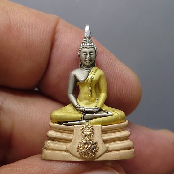 พระพุทธโสธร ภปร เนื้อเงินสามกษัตริย์ พิมพ์ใหญ่ รุ่นสร้างพระอุโบสถ ปี 2539 พร้อมกล่องเดิม ใบเซอร์ รูปที่ 3