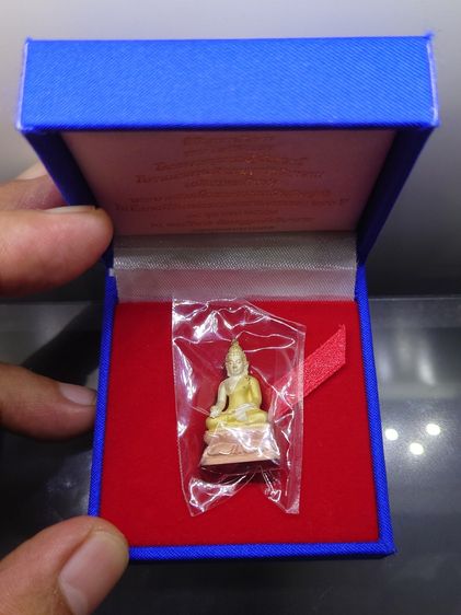 พระไพรีพินาศ เนื้อเงินพ่นทราย สามกษัตริย์ พิมพ์ใหญ่ ขนาดสูง 3 เซน วัดมกุฎกษัตริยาราม 2547 พร้อมกล่องเดิม