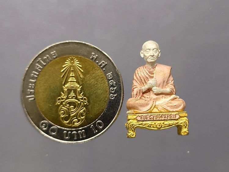 สมเด็จพระพุฒาจารย์ (โต พรหมรังสี) ลอยองค์พิมพ์ใหญ่ เนื้อเงินสามกษัตริย์ อนุสรณ์ ๑๒๘ ปี วัดเกศไชโย พ.ศ.2543 กล่องเดิม รูปที่ 8