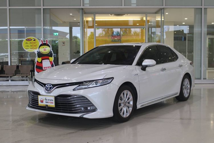 รถ Toyota Camry 2.5 HV สี ขาว