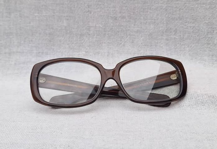 แว่นตาสแปนิชแฮนด์คราฟท์ EUROPT—Cadaques โมเดลสี่เหลี่ยมผืนผ้า–ตัวหนา ก้านขาอ้วน สุดเท่ เลนส์กระจกคริสตัลออโต้ สีเทา–สว่าง...Authentic Vintage EUROPT Handcrafted in Spain
 รูปที่ 2