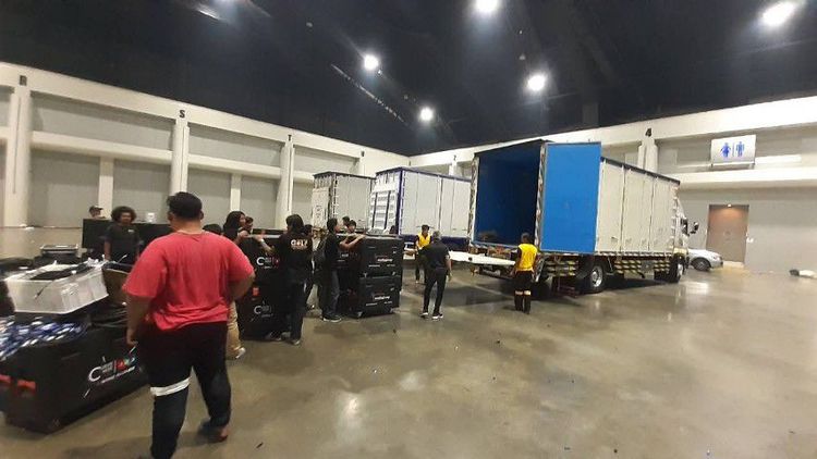 รถบรรทุกสี่ล้อ หกล้อ สิบล้อมีลิฟท์ท้ายช่วงล่างถุงลมบริการขนของขนส่งสินค้า รับจ้างขนย้ายเครื่องจักรเครื่องมือแพทย์ รถพร้อมแรงงานบริการขนของ