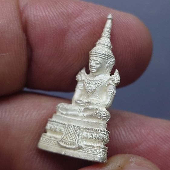 กริ่งพระพุทธมหามหามณีรัตนปฏิมากร (พระแก้วมรกต) เนื้อเงิน รุ่นเทิดพระเกียรติ พระบรมราชจักรีวงศ์ วัดพระศรีรัตนศาสดาราม ปี2540 รูปที่ 6