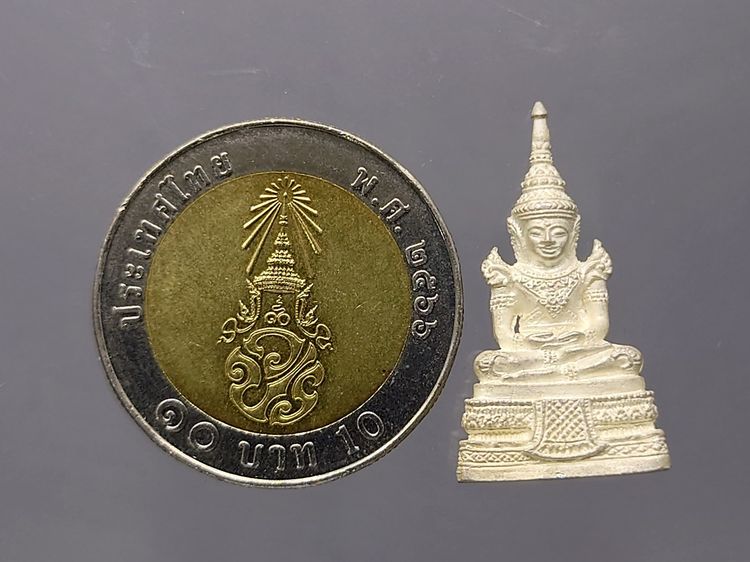 กริ่งพระพุทธมหามหามณีรัตนปฏิมากร (พระแก้วมรกต) เนื้อเงิน รุ่นเทิดพระเกียรติ พระบรมราชจักรีวงศ์ วัดพระศรีรัตนศาสดาราม ปี2540 รูปที่ 8