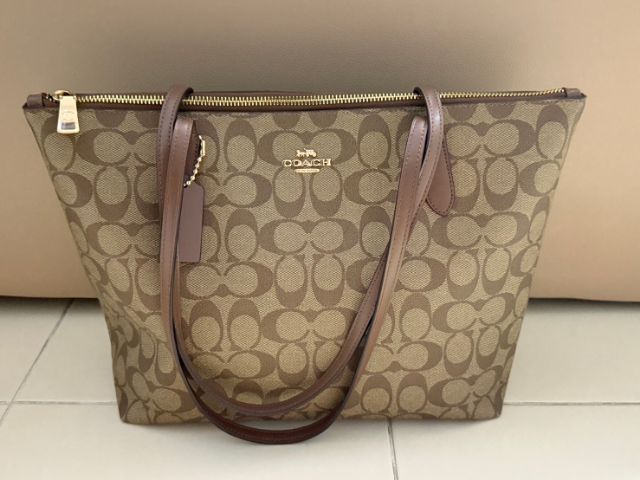 กระเป๋าสะพาย COACH  ZIP TOP TOTE