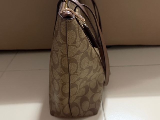 กระเป๋าสะพาย COACH  ZIP TOP TOTE รูปที่ 4