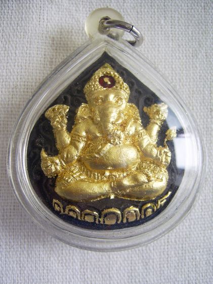 พระพิฆเนศวร์ ด้านหลังฝังเหรียญ เกศา หลวงพ่อดำ วัดสันติธรรม จ.สระแก้ว