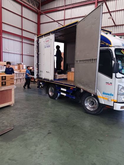 รถบรรทุกมีลิฟท์ท้ายบริการขนของย้ายบ้านขนส่งสินค้า รถบรรทุกมีถุงลมบริการขนสินค้าอุตสาหกรรมทุกชนิด มีรถพร้อมแรงงานรับจ้างขนสินค้าจ้างรถมีลิฟท์ รูปที่ 17