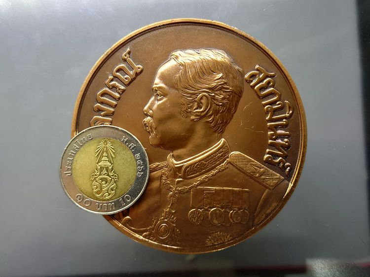 เหรียญ ร.5 ที่ระลึกครบ 100ปีโรงพยาบาลศิริราช พ.ศ.2531 เนื้อทองแดง ขนาด 7 ซม พร้อมกล่องเดิม รูปที่ 6