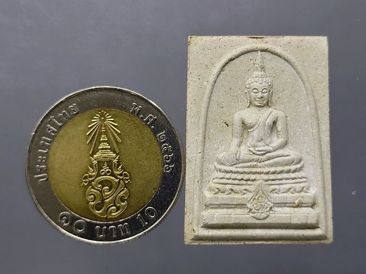 พระพุทธชินสีห์ ภปร ทันโตเสฏโฐ เนื้อผง พิมพ์ใหญ่ มวลสารผสมผงพระทนต์ในหลวง(ฟัน)และผงจิตรลดา พ.ศ.2533 พร้อมกล่องเดิม รูปที่ 7