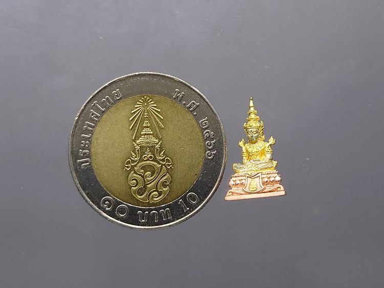 พระแก้วมรกต เนื้อเงินสามกษัตริย์ ขนาดสูง 1.7 เซน กรมสรรพสามิต สร้าง ในพระบรมราชานุญาต ปี2550 ตลับเดิม หายาก รูปที่ 9