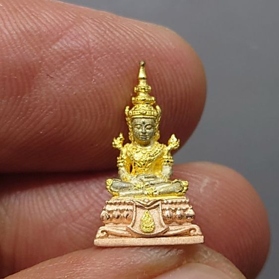 พระแก้วมรกต เนื้อเงินสามกษัตริย์ ขนาดสูง 1.7 เซน กรมสรรพสามิต สร้าง ในพระบรมราชานุญาต ปี2550 ตลับเดิม หายาก รูปที่ 4