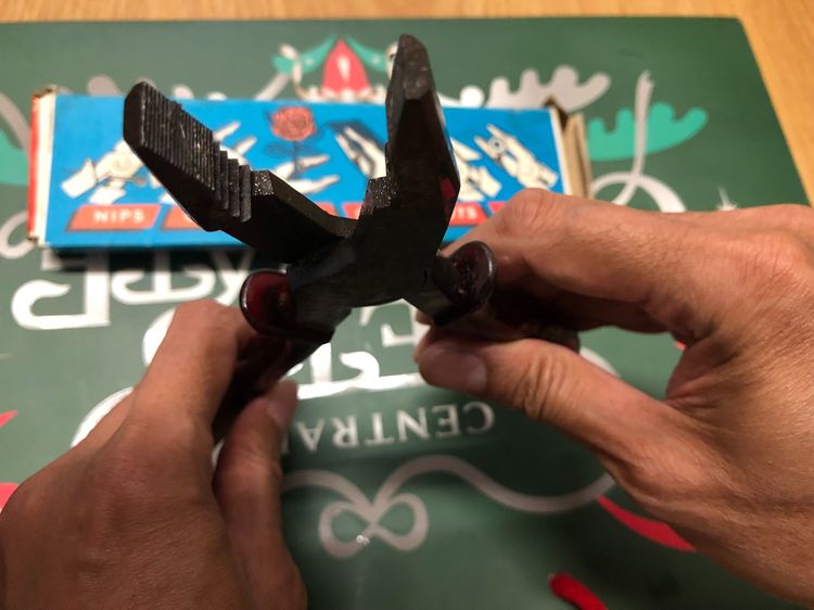 คีมปากจิ้งจก ตรา Fit (West Germany) รุ่นไม่มีตราปั๊ม หมุดวงกลม 2 ด้าน ด้ามแดง รูปที่ 11