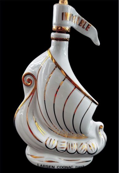 อื่นๆ ขวดเหล้าทรงเรือจาก Larsen ผลิตจาก Porcelaine de Limoges